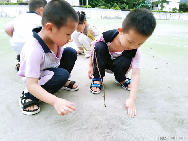 画出幼儿心中的世im体育界——福清西山学校幼儿园暑期班(图2)