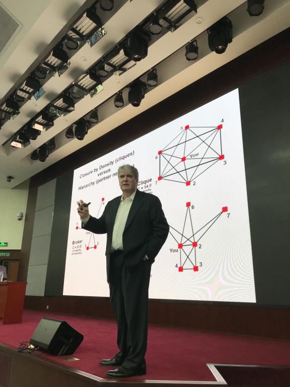 【四个一百】美国艺术与科学学院院士Ronald Burt教授来校作报告im体育(图3)