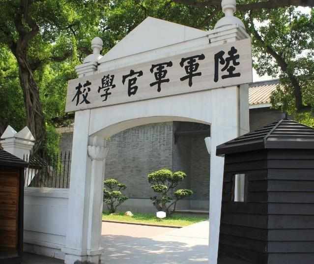 校长念错一个字被全体师生跟风后却收入“新华字典”！bandao网站(图2)